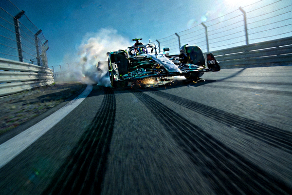 F1赛车在赛道上飞驰而过，留下模糊的速度轨迹