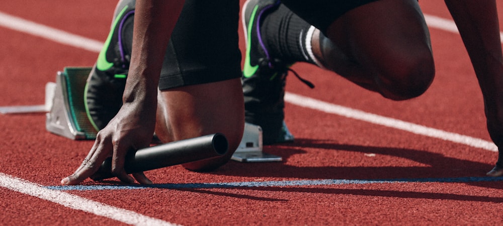 一群年轻人在绿茵场上进行足球比赛的精彩瞬间，充满活力与激情